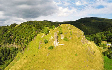 Hrad Sivý kameň – zrúcanina hradu zo 14.storočia, Podhradie - vzdialenosť 750 m